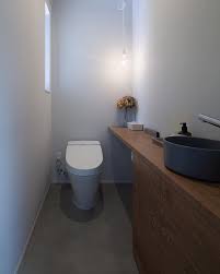 yuka on instagram おはようございます 朝からトイレのpostすみません 以前質問頂いていた手洗いカウンターの奥行き 30cmです どなたか忘れてしまいました dm多分たくさん見落としてます すみません トイレのデザイン トイレ 床