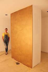 Goldene Wand Bei Trachten Angermaier Von Alina Cesar Goldwande Wandgestaltung Wand