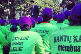 Terbaru, info lowongan kerja di bumn pt bgr, tersedia untuk 4 posisi. Bandung Merdeka Com Gaji Petugas Penyapu Jalanan Kota Bandung Naik 20 Persen