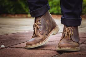 Respirantes comme résistantes, ces bottines en daim se démarquent par une semelle en caoutchouc dite en crêpe, brute et irrégulière, avec un bout arrondi. Les Desert Boots Comment Choisir Bottes Cuir Homme Bottes Clarks Bottes Homme