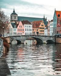 Bunte Hauserfront In Brugge Belgien Brugge Bruges Bruggeurlaub Belgien Bruggereisetips Brugesplaces Lovelypla Places To Travel Travel Aesthetic Travel