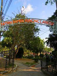 Taman monumen bambu runcing ini terletak di jantung kota surabaya, di tengah ramainya lalu lintas jalan panglima sudirman. Bercerita Lagi Bambu Runcing Kota Langsa