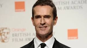 Ator gay Rupert Everett: Não há nada pior que ser criado por dois "pais"