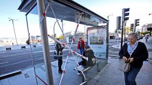 La Valedora do Pobo admite una queja sobre las marquesinas de Vitrasa