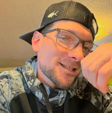 Looking to send holiday cards to inmates if anyone knows who wants one lmk  thanks😁