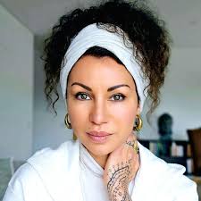 Amazon.com: Nassrine Reza: books, biography, latest update