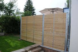 Sichtschutzzaun Holz Metall Verzinkt Larche Hohe Grau Weiss Aus Holz Metall Aufstellen Angebot Design Secret 6 Hintergarten Grosser Garten Garten Landschaftsbau