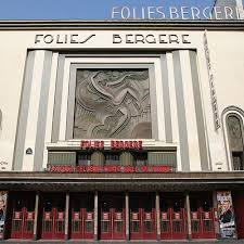 On cherche un art total, réunissant art et artisanat, qui touche tout autant la peinture, l'architecture, que la céramique, le mobilier ou la joaillerie. Differences Between Art Nouveau And Art Deco Test Your Skills Quiz