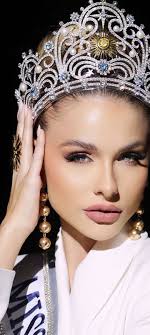 🇨🇺 Lina Luaces, Miss Universe Cuba, is the epitome of modern elegance and  fierce confidence. Her dazzling golden gown accentuates her statuesque  figure, while the radiant embellishments mirror the brilliance of her