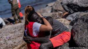 Isabel brasero, portavoz de la cruz roja de ceuta, ha explicado en al rojo vivo cómo se sienten los en esta línea se ha referido a la voluntaria de cruz roja que fue fotografiada abrazando a un. Foto De Abrazo Entre Voluntaria Espanola Y Un Migrante Senegales Desata Odio Y Solidaridad En Espana Europa Dw 21 05 2021