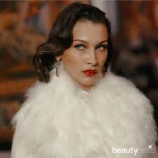 Bella Hadid Pamer Rambut Abu-abu di Masa Karantina COVID-19