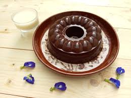 Kamu pasti sering makan puding yang satu ini, 'kan? Cara Membuat Puding Coklat Lumer Yang Enak Dan Praktis