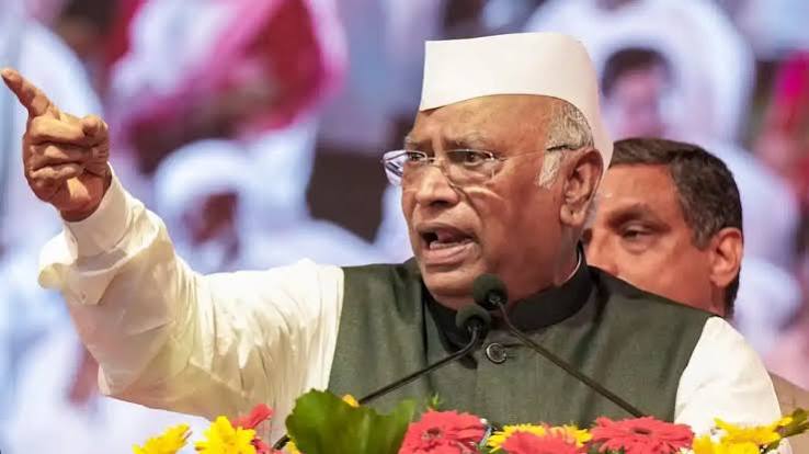 चीनी की मिठास में घुली नीतिगत कड़वाहट: खड़गे का मोदी सरकार पर हमला