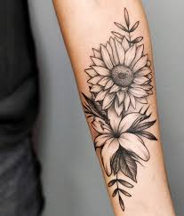 Esta flor possui diversas representações, como o amor, a beleza interior, a família, entre outras infinitas simbologias, que ainda podem complementar outra arte ou significado. As Tatuagens Florais Mais Incriveis De Todas Blog Tattoo2me Tatuagem Feminina Braco Tatuagem Girasol Tatuagem