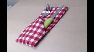 Pour les fêtes de fin d'année, l'étoile en serviette devrait ravir tous vos convives et les mettre dans l'ambiance. Decorer Une Table Pliage Serviette Porte Couverts Youtube