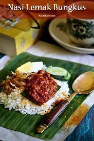 Memetik utusan malaysia, jurucakap restoran nasi ganja yang enggan namanya disiarkan mengesahkan menerima tempahan 36 bungkus berlauk ayam, daging, telur masin dari pelanggan di kuala lumpur. Nasi Lemak Bungkus Coconut Flavored Rice With Spicy Anchovies Wrapped In Banana Leaves Roti N Rice