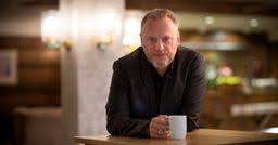Byrådsleder raymond johansen (ap) sier oslo kommune har bedt folkehelseinstituttet om å få la lærere og andre i utsatte yrker få rykke fram i vaksinekøen. Fagbladet