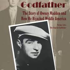 One rumor we hear about the castle is that it was owned by gangsters. This  is actually true. The first photo is of casino boss 𝙃. 𝘿𝙖𝙣𝙚  𝙃𝙖𝙧𝙧𝙞𝙨, who owned the castle