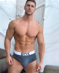Kyle Hynick puts on an eye-popping display for box underwear – Manhunt Daily