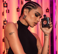 Zoë Kravitz ci porta in un altro universo... tinto di rosso!