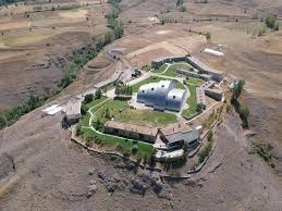 Kıraçta heykel sergisi baksı tepesini heykellerle kuşatıyor. Baksi Museum Wikipedia