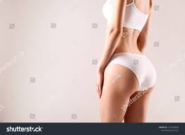 白い背景にランジェリーに、見分けにくいフィット女性の接写。白い下着にバブル型の尻を持つスリムで魅力的な女性の背景。テキスト用のスペースをコピーします。写真素材1515096896  | Shutterstock