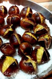 Rispetto alla cottura nel forno o sul fuoco, come caldarroste, l'uso del microonde (alla massima potenza per pochi minuti), permette di ottenere un alimento morbido, dolce e facile da sbucciare. Caldarroste Al Sale In Padella Ricette Pasti Italiani Ricette Di Cucina