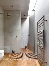 Mur En Beton Banche Et Panneaux En Bois Pour Une Ambiance Elegante Salle De Bain Minimaliste Salle De Bains Beton Cire Et Douche Beton
