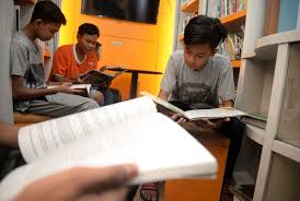 20 gambar poster membaca buku dan literasi membaca 9 19 2021 poster literasi membaca contoh gambar poster membaca buku kreatif hari ini pembaca besok seorang pemimpin cita cita yang tinggi pasti dimiliki setiap orang namun semua itu sirna ketika tak ada keinginan membaca karena hanya dengan membaca manusia bisa menambah pengetahuan lihatlah habibie yang setiap hari membaca berjam jam sekarang hasilnya dia menjadi bapak Orang Lebih Menyukai Main Gadget Daripada Membaca Buku Republika Online