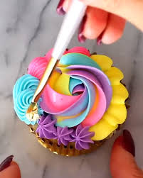 Cake Lovely Cupcakes Decor In 2020 Cake Decorating Piping Cake Decorating Frosting Cake Decorating Videos