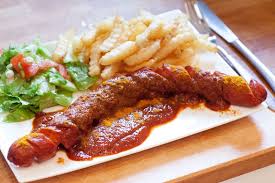 Currywurst Mit Pommes Und Salat Und Selbstgemachter Currysauce Kochen Frittieren Rezept Curry Currywurst Mit Pommes Leckeres Essen Currysauce