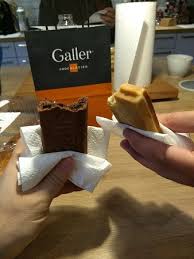 Galler, מותג אופנה שכולו עיצוב כחול לבן של המעצבת נועה גלר, מביא משב רוח רענן לשוק האופנה בישראל. Galler Chocolatier Luttich Restaurant Bewertungen Telefonnummer Fotos Tripadvisor