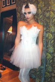 Black And White Swan Costume The Best Celebrity Halloween Costumes Through The Years Celebrity Costumes Best Celebrity Halloween Costumes Pop Culture Halloween Costume