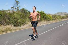 晴れた日に開いている道でジョギング上半身裸の男の写真素材・画像素材 Image 31307616