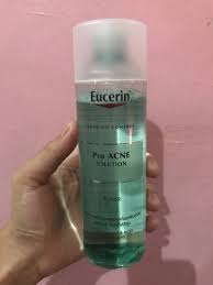 Ketimbang memakai toner, saya lebih memilih menyemprotkan face mist atau face spray untuk mempersiapkan kulit wajah sebelum mengaplikasikan skincare. Bakal Pengantin Yang Alami Masalah Jerawat Teruk Boleh Cuba 5 Produk Ini Pesona Pengantin