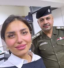 عقيد عزيز ناصر من ارقى الشخصيات المؤثرة ايجاباً في العراق شارك بحل هواي  مشاكل للناس تكدرون تتواصلون ويا وتوصلون مناشداتكم لحسابه وابداً ميقصر شخصيه  جداً متواضعه @aziz.nasser.official