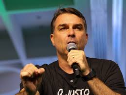 Ônus do sobrenome Bolsonaro começou a chegar para Flávio, diz cientista