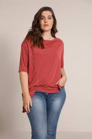 Le col bénitier est un col large, drapé avec des plis sur le haut du buste. Jean Marc Philippe T Shirt Marsala
