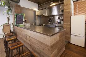 mace南青山 外苑前駅から徒歩5分 表参道駅から徒歩7分ほどの距離にある撮影スタジオ 古材を使用した床や バリエーション豊富な家具が特徴的 カウンターや簡易キッチンもございますので バーシーンをはじめとした飲食シーンの撮影や ソファーブースを活かした