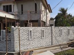 Tentu saja desain pagar haruslah menyesuaikan dengan fasad rumah agar tampak lebih serasi. Terpopuler 34 Cara Membuat Pagar Tembok Minimalis