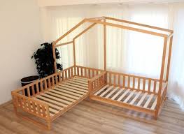 Kleinkindbaubetten Mit Lamellen Montessori Bett In 2020 Toddler House Bed House Beds Toddler Floor Bed