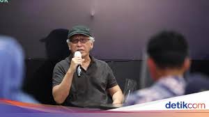 Apakah sebenarnya terbuku dikalbumu apakah erti linang airmata di pipimu ucapkanlah padaku tak bisa kurungkainya rahsia yang kau pendam itu. Lirik Iwan Fals Ibu Sosok Yang Berperan Dalam Karier Penyanyi Bento