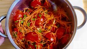 Зеленое авокадо, вяленые помидоры и сливочный сыр - идеальный завтрак для зарядки энергией