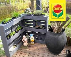 Vorm De Palletten Om Tot Een Leuk En Origineel Kruidenrek Plantez Vos Plantes Aromatiques Dans Les Palettes Wooden Pallets Outdoor Storage Box Home Diy