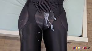 SpandexQueen lutscht schwanz, kommt hart und melkt sein sperma auf ihr  schwarzes nylon + spandex-leggings