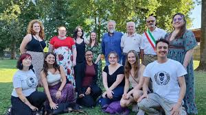 Sarah Estanislau com a bunda grande e empinada que tremele e balança a cada passo de sua saraivada sensual