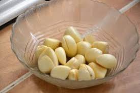 Khasiat bawang putih memang diketahui sangat berguna untuk kesehatan manusia kerana membantu dalam membunuh parasit, membantu dalam sistem pernafasan. Penuh Khasiat Minyak Bawang Putih Boleh Jadikan Masakan Sedap Melampau