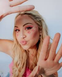 It's the season of LOVE 💘… well.. not quite yet 😉💗. I have a secret to  tell ya.. tomorrow at 10 AM cst. See ya then. xoxo 🎀. . . Makeup by  @maribrownhmu 💕 Photo by @stephaniehsiau