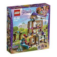 Ela vive com seus pais e um gato numa. Casa Lego Friends