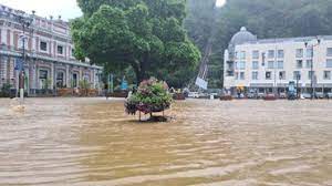La bourgmestre de la ville de liège appelle les habitants et visiteurs à quitter la ville au plus vite pour se mettre à l'abri de la montée des eaux de la meuse. 0d Uqhrgmmnyem